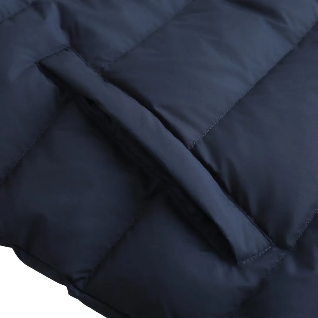 P900 Ralph Lauren Pony Embroidered Stand Collar Lightweight Down Jacket (Navy Blue) The fabric is made of nylon fabric with good windproof and waterproof properties, which can effectively block the intrusion of wind and rain from the outside and keep the inside dry. It is suitable for wearing in humid or rainy environments. The high-quality filling is made of 90 white duck down with a weight of 260g, ensuring excellent thermal insulation performance. After strict screening and processing, the velvet is not easy to get drilled, ensuring durability. The red label on the chest is made with an imported MECLO embroidery machine. The original pattern is scanned first, and then high-quality silk thread is used to make a pattern. The density effect is adjusted by continuous pattern making. The details are processed and the exquisite zipper design is simple and elegant, easy to operate. The closing design of the cuffs and hem effectively prevents the intrusion of cold wind and improves the warmth and comfort of wearing. Size:S-M-L-XL